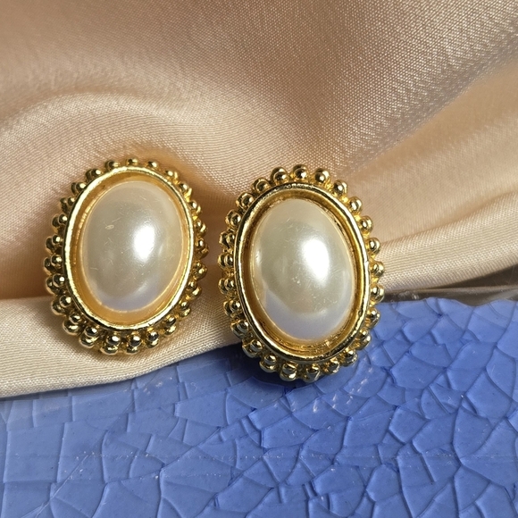 Vintage Gold Tone Cream Fuax Pearl Clip On Earrings - Picture 3 of 17